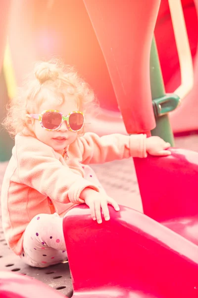 Kleinkind spielt auf dem Spielplatz — Stockfoto