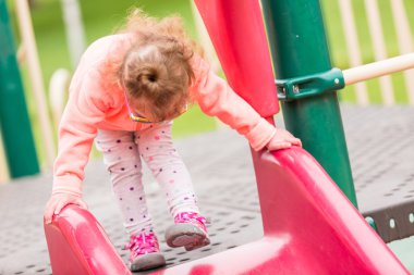 Parkta oynarken yürümeye başlayan çocuk