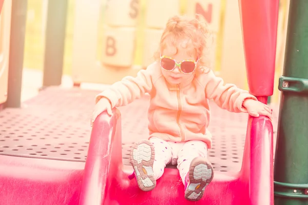 Niño jugando en el parque infantil —  Fotos de Stock