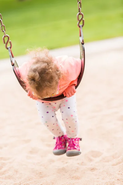 Bambino che gioca al parco giochi — Foto Stock