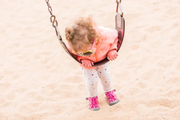 Niño jugando en el parque infantil —  Fotos de Stock