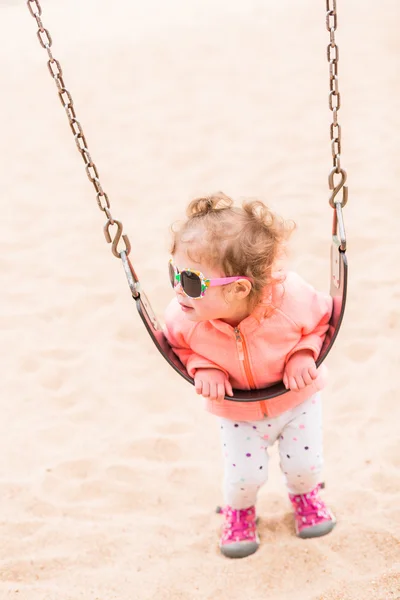 Peuter spelen op de speelplaats — Stockfoto