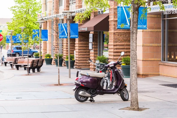 Scooter púrpura estacionado — Foto de Stock