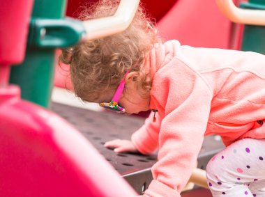 Parkta oynarken yürümeye başlayan çocuk