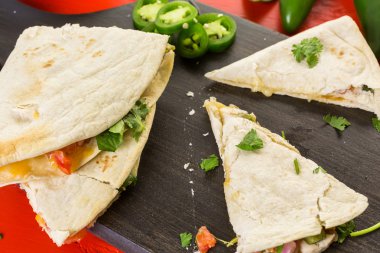 Dilimlenmiş quesadilla yakın çekim