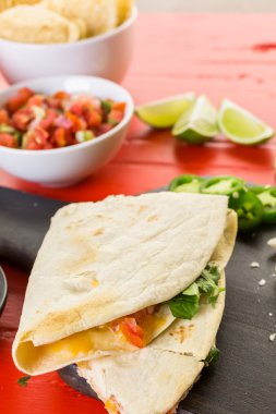 Dilimlenmiş quesadilla yakın çekim