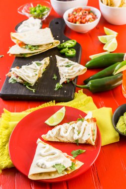 Dilimlenmiş quesadilla yakın çekim