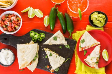 Dilimlenmiş quesadilla yakın çekim