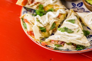 Dilimlenmiş quesadilla yakın çekim