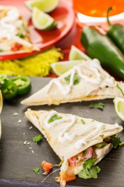 Dilimlenmiş quesadilla yakın çekim