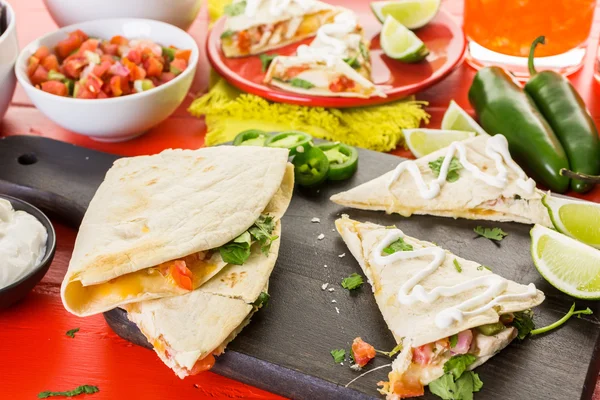 Plasterki quesadilla z bliska — Zdjęcie stockowe