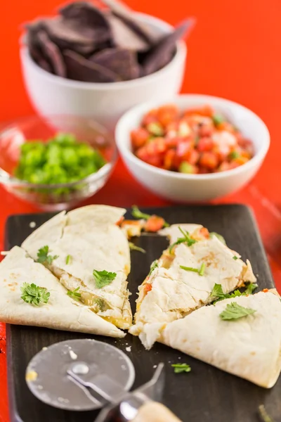 Dilimlenmiş quesadilla yakın çekim — Stok fotoğraf