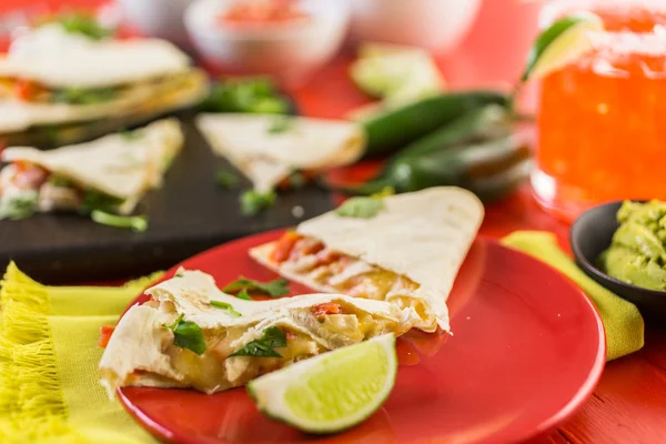 Quesadilla fatiado de perto — Fotografia de Stock