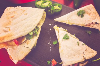 Dilimlenmiş quesadilla yakın çekim