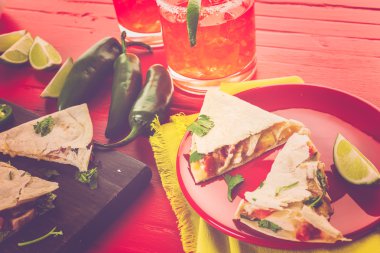 Dilimlenmiş quesadilla yakın çekim