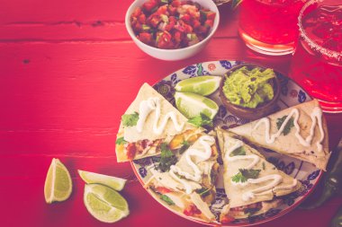 Dilimlenmiş quesadilla yakın çekim