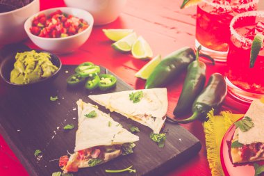 Dilimlenmiş peynir ile doldurulmuş quesadilla