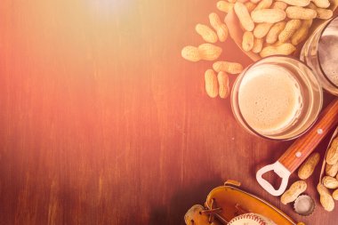 Eski yıpranmış beyzbol donatımın yakın çekim 