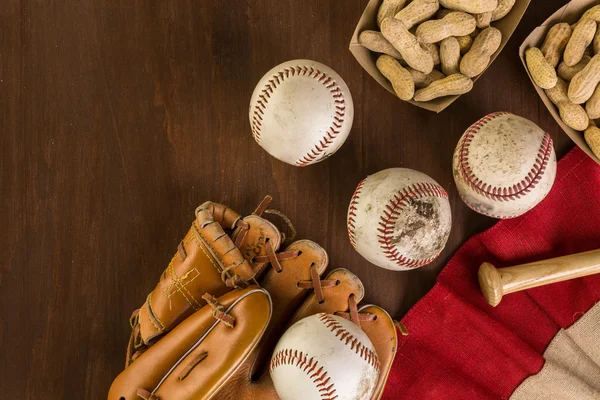 Equipamento de beisebol usado velho — Fotografia de Stock