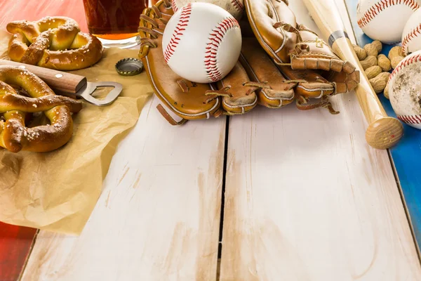Equipamento de beisebol usado velho — Fotografia de Stock