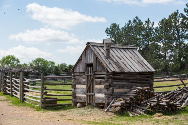 Vecchio fienile nella fattoria del Midwest — Foto Stock