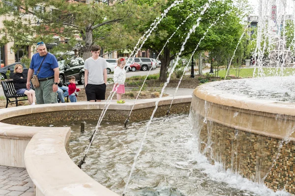 Stadtpark mit großer Brunnen — Stockfoto