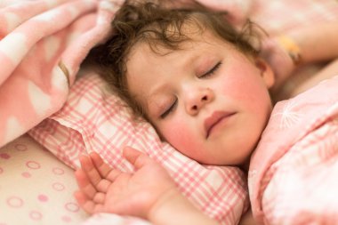 Uyuyan sevimli bebek