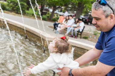 Büyük çeşmede oynarken yürümeye başlayan çocuk