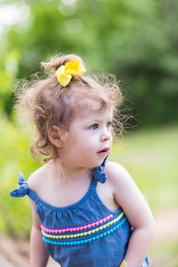 Dışında oynarken yürümeye başlayan çocuk