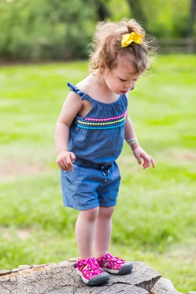 Toddler playing outside — Stock Photo, Image