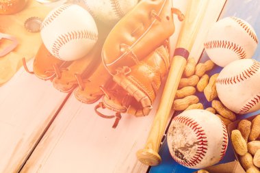 Eski yıpranmış beyzbol donatımın yakın çekim 