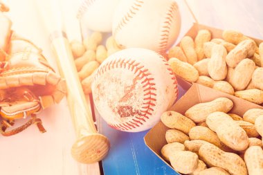 Eski yıpranmış beyzbol donatımın yakın çekim 