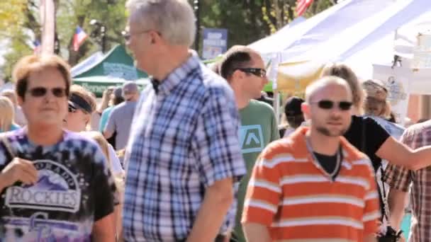 Compras de fin de semana en el Mercado de Agricultores — Vídeo de stock