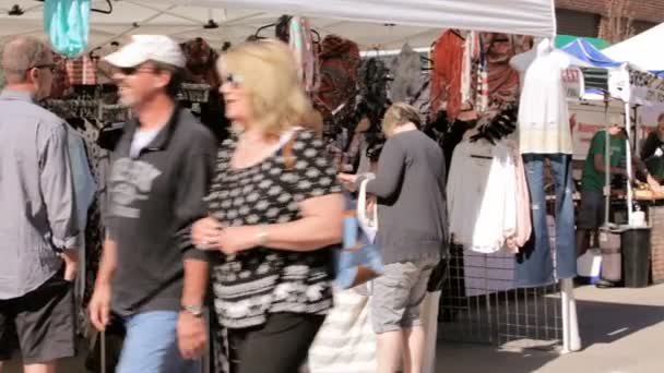 Compras de fin de semana en el Mercado de Agricultores — Vídeo de stock