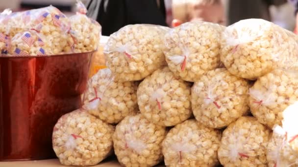 Week-end shopping sur le marché fermier — Video