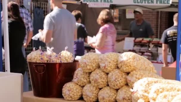 Compras de fin de semana en el Mercado de Agricultores — Vídeos de Stock