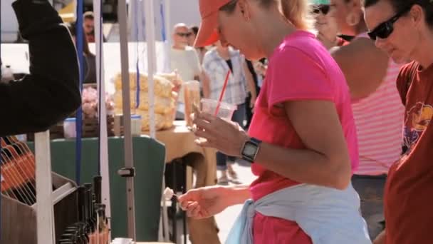 Compras de fim de semana no Mercado de Agricultores — Vídeo de Stock