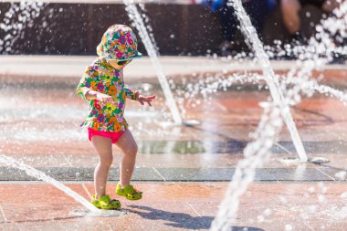 Çeşmeler ile oynarken yürümeye başlayan çocuk