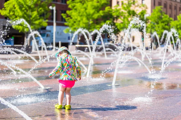 Bambino che gioca con le fontane — Foto Stock