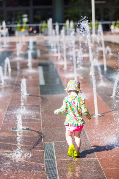 Peuter spelen met fonteinen — Stockfoto