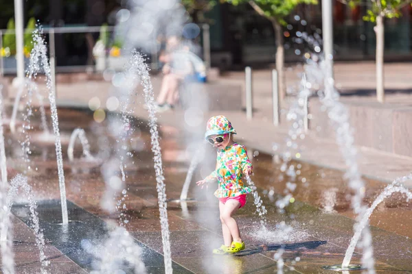 Maluch bawi się fontanny — Zdjęcie stockowe