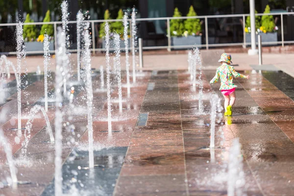 Maluch bawi się fontanny — Zdjęcie stockowe