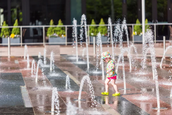 Toddler playing with fountains — Stock Photo, Image