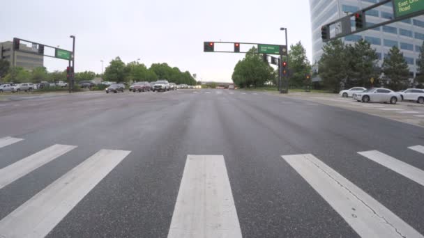 De stad weg rijden — Stockvideo