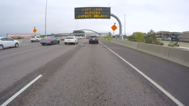 Conducir el camino de la ciudad en el verano — Vídeo de stock