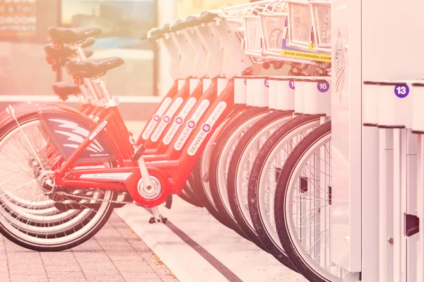 赤のレンタル自転車 — ストック写真