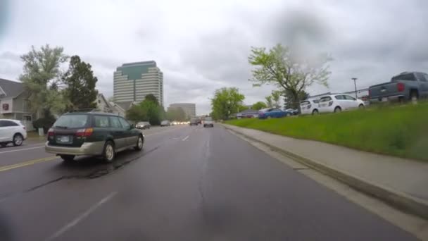 Conducir el camino de la ciudad en el verano — Vídeos de Stock