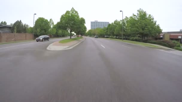 Водіння по дорозі міста в літо — стокове відео