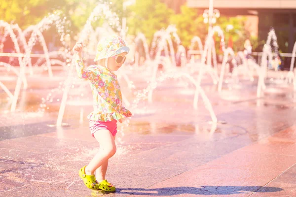 Peuter spelen met kleine fonteinen — Stockfoto