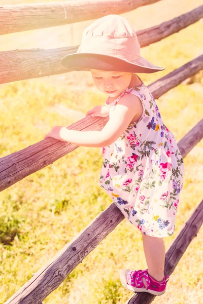 Toddler playing on the farm — Stock Photo, Image